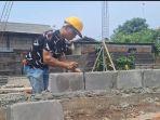 Petugas-PLN-saat-mengerjakan-bahan-kontruksi-bangunan.jpg
