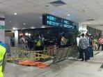 Polisi-mengevakuasi-jenazah-wanita-yang-tewas-di-lift-Bandara-Kualanamu.jpg