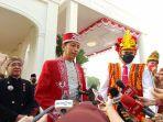 Presiden-Jokowi-mengenakan-pakaian-adat-Buton.jpg