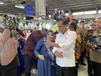 Presiden-Jokowi-saat-selfie-dengan-salah-satu-pedagang-Pasar-Sanggam-Adji-Dilayas.jpg