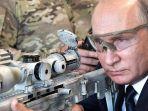 Presiden-Rusia-Vladimir-Putin-saat-mengetes-senjata.jpg