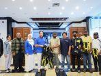 Pupuk-Kalimantan-Timur-saat-menyalurkan-bantuan-delapan-unit-alat-selam.jpg