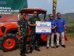 Pupuk-Kaltim-menyalurkan-bantuan-traktor-dan-sarana-pendukung-pertanian.jpg