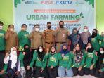 Pupuk-Kaltim-saat-memberikan-pembekalan-kepada-warga-permukiman-atas-air-Selambai.jpg