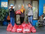 Pupuk-Kaltim-saat-menyalurkan-bantuan-berupa-paket-makanan-bagi-korban-banjir-di-Kota-Bontang.jpg
