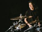 Ray-Prasetya-drummer-muda-yang-bikin-gempar-media-sosial-karena-cium-pipi-Bunga-Citra-Lestari.jpg