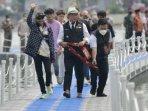 Ridwan-Kamil-Boyong-Bonge-ke-Situ-Rawa-Kalong-Momen-Jajal-Panggung-Apung-bareng-Remaja-SCBD.jpg