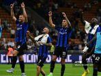 Romelu-Lukaku-dan-Lucien-Agoume-memberikan-apresiasi-kepada-suporter-Inter-Milan.jpg