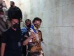 Roy-Suryo-digiring-polisi-ke-tahanan.jpg