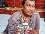 Samin-53-menunjukkan-uang-yang-dimakan-rayap-miliknya-Selasa-1392022.jpg