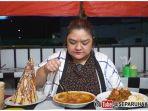 Sari-sedang-mencicipi-seporsi-Mie-Aceh-Cie-Rasa.jpg
