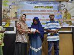 Secara-simbolis-Bantuan-Sosial-Bansos-tahap-satu-itu-diserahkan-langsung.jpg