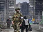 Seorang-tentara-Rusia-berpatroli-di-jalan-Mariupol-22422.jpg