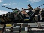 Seorang-tentara-Ukraina-duduk-di-sebuah-tank.jpg