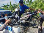 Sepeda-Motor-korban-yang-turut-nyemplung-ke-drainase-jalan-Rapak-Mahang.jpg