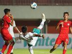 Striker-Timnas-Indonesia-U-16-Nabil-Asyura-berebut-bola-dengan-pemain-Singapura.jpg