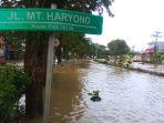 Suasana-di-kawasan-Jalan-MT-Haryono-Damai-Balikpapan-yang-tergenang-banjir.jpg