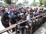 Suasana-penukaran-tiket-konser-Denny-Caknan.jpg
