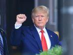 TRUMP-ACUNGKAN-TINJU1.jpg