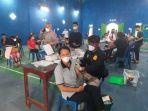 Tim-Bidokes-dari-Polres-Kutai-Barat-melakukan-vaksinasi-Covid-19.jpg