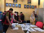 Tim-Penyidik-Kejati-Kaltim-saat-melakukan-penggeledahan-di-UPTD-PPRD-Bapenda-Berau.jpg