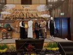 Ustaz-Khalid-Basalamah-kiri-menyerahkan-Plakat.jpg