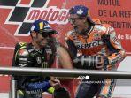 Valentino-Rossi-bawah-dan-Marc-Marquez-Tan.jpg
