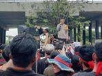 Wakapolresta-Samarinda-AKBP-Eko-Budiarto-saat-menemuni-massa-yang-demo.jpg