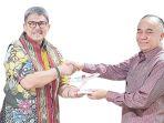 Wakil-Bupati-Kutai-Barat-menerima-cinderamata-dari-General-Manager-Service-Lion-Air-Group.jpg