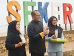 Wakil-Bupati-Kutai-Timur-Kasmidi-Bulang-mempromosikan-produk-lokal.jpg