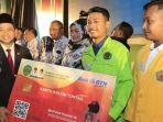 Wakil-Gubernur-Kaltim-H-Hadi-Mulyadi-menyerahkan-Beasiswa-Kalimantan-Timur.jpg
