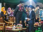 Walikota-Bontang-Basri-Rase-memberi-selamat-kepada-salah-satu-peserta-MTQ-ke-43-Kalimantan-Timur.jpg