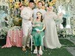 Zaskia-Gotik-bersama-suami-dan-orangtuanya-dalam-acara-tasyakuran-7-bulanan-di-Balikpapan.jpg