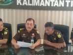 acin-muksin-kejati-kaltim_20170811_162915.jpg
