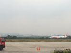 akibat-kabut-asap-penerbangan-di-bandara-apt-pranoto-tertunda.jpg