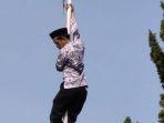 aksi-heroik-ahmad-zaenuddin-guru-sdn-kalibaru-3-memanjat-tiang-bendera.jpg