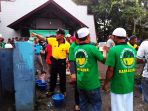 aksi-respek-umat-islam-bersihkan-gereja-oikumene-samarinda_20161118_184159.jpg