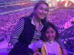 anak-ayu-ting-ting-tak-menolak-kado-ultah-kaos-jin-bts-tapi-bilqis-tetap-ngotot-minta-hadiah-mainan.jpg