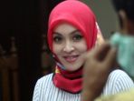 angelina-sondakh-berjilbab-merah_20170716_150412.jpg