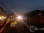 anggota-polres-majalengka-bersama-petugas-penyelamat-evakuasi-kendaraan-kecelakaan-tol-cipali.jpg