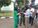 antrian-masyarakat-yang-akan-mengikuti-vaksin-merdeka-di-kodim-0912kb098.jpg