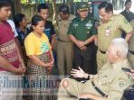 awang-kunjungi-keluarga-korban-ledakan-bom_20161121_105732.jpg