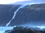 badai-gertrude-sebabkan-air-terjun-berbalik-ke-atas_20160131_180114.jpg