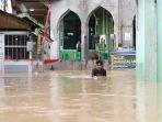 banjir-landa-warga-kedinginan.jpg