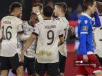 bek-jerman-ridle-baku-3l-merayakan-dengan-rekan-setimnya-yang-mencetak-7-0.jpg