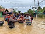 brimob-polda-kaltim-distribusi-bantuan-kepada-masyarakat.jpg