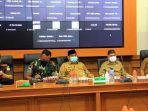 bupati-kutai-barat-fx-yapan-memberikan-arahan-pada-rapat-koordinasi.jpg