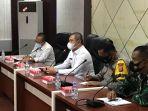 bupati-paser-dr-fahmi-fadli-saat-memimpin-jalannya-rapat-evaluasi.jpg