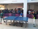 bupati-paser-fahmi-fadli-bermain-dengan-salah-satu-atlet-tenis-meja.jpg