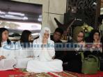 bupati-rita-dan-keluarga-doakan-syaukani_20160729_132401.jpg